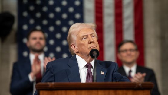 Revelan fotos de Trump con mujeres que lo ligan al caso Jeffrey Epstein