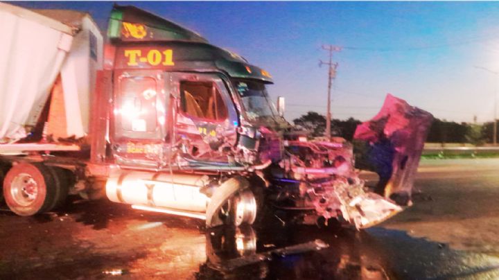 Caos vial en el bulevar Miguel de la Madrid por choque de tráileres en Guadalupe