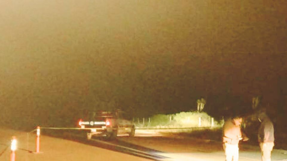 Agentes ministeriales acordonaron el tramo rural donde fue encontrado el cuerpo de la mujer en Doctor Arroyo.