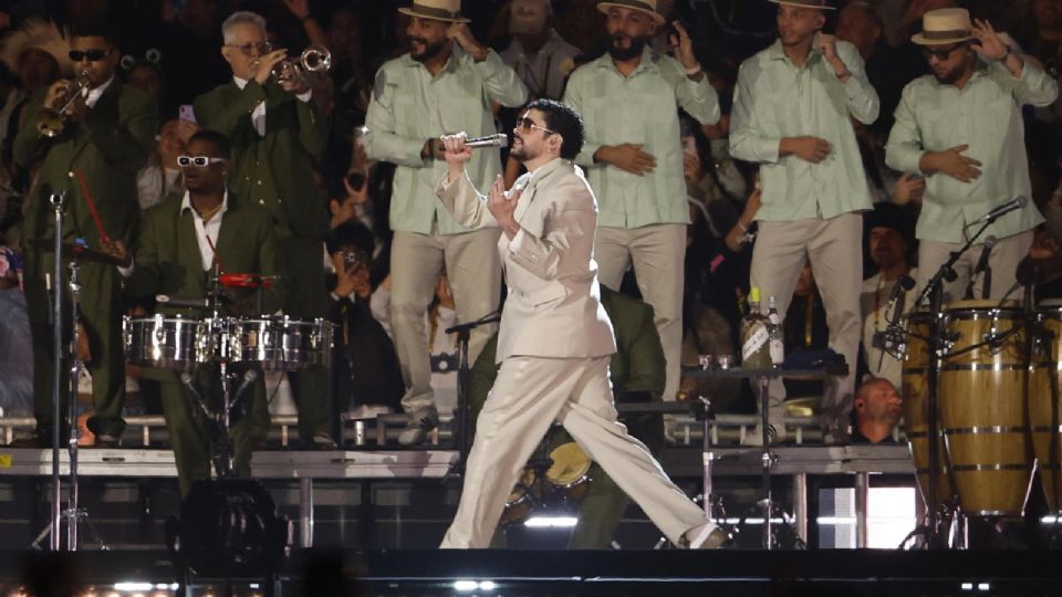 El cantante puertorriqueño Bad Bunny se presenta en un concierto en el marco de su gira internacional ‘Debí tomar más fotos’.