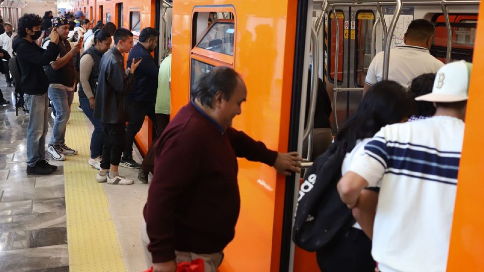 Usuarios en la estación San Antonio Abad; este tramo suspenderá operaciones los domingos y cerrará temprano entre semana para facilitar las obras de renovación.