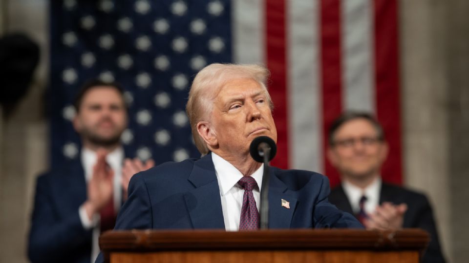 Revelan fotos de Trump con mujeres que lo ligan al caso Jeffrey Epstein