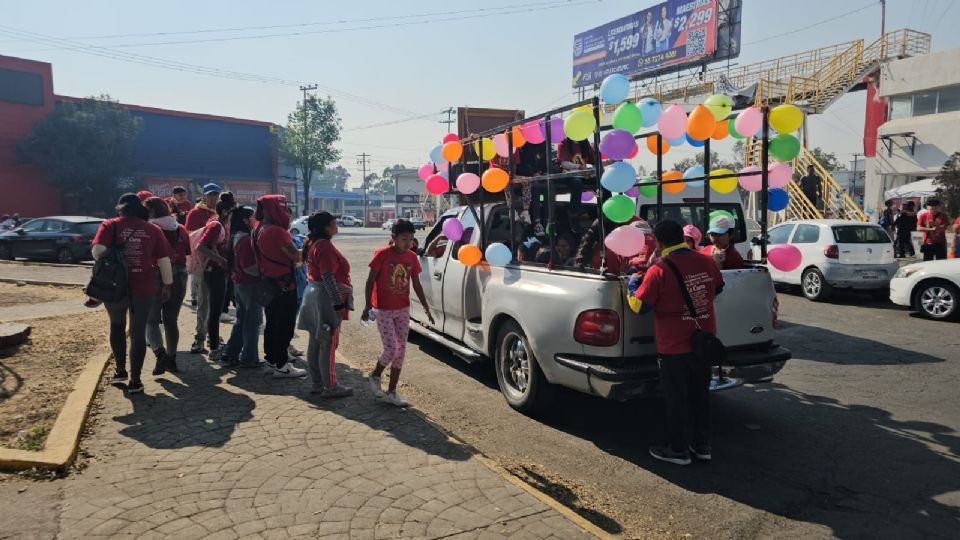 Elementos de seguridad acompañan a peregrinos durante su paso por Ecatepec.