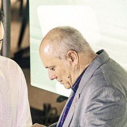 Productor Santiago García Galván recibe la 'Distinción por la Cultura Nacional' en Cuba