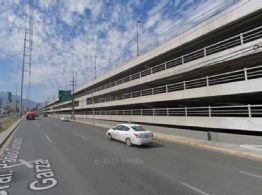 Roban más de 400 mil pesos de una camioneta en Galerías Monterrey