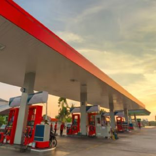 VIDEO | Mujeres en estado de ebriedad se van sin pagar y arrastran a despachadora de gasolina