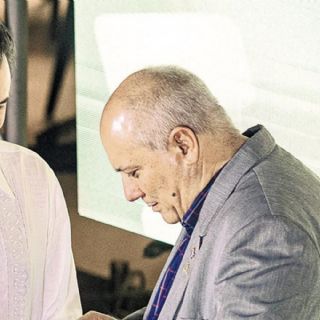 Productor Santiago García Galván recibe la 'Distinción por la Cultura Nacional' en Cuba