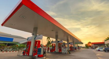 VIDEO | Mujeres en estado de ebriedad se van sin pagar y arrastran a despachadora de gasolina