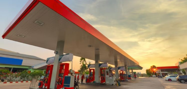 VIDEO | Mujeres en estado de ebriedad se van sin pagar y arrastran a despachadora de gasolina