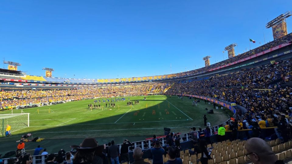 Aficionados de Tigres abarrotan el Estadio Universitario en el entrenamiento previo a la final contra Toluca.
