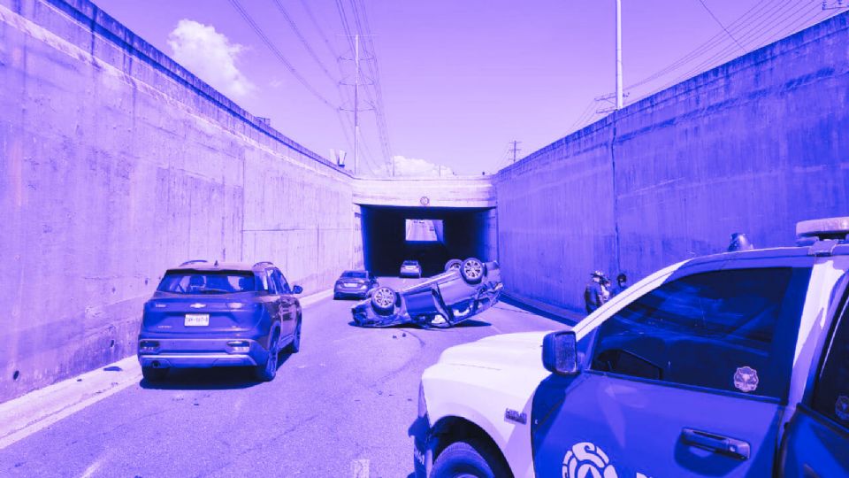 El automóvil derrapó, cruzó el camellón central y terminó en sentido contrario sobre la avenida Lázaro Cárdenas, provocando la movilización de cuerpos de auxilio.