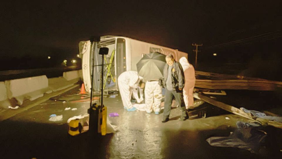 La volcadura del camión de la Ruta 611 ocurrió sobre la Carretera Miguel Alemán, a la altura del Puente Cañada 1, en el municipio de Apodaca.