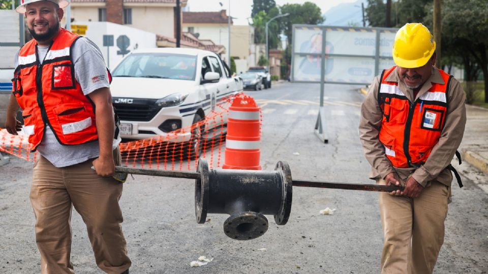Cuadrillas de Agua y Drenaje de Monterrey realizan reparaciones en la red hidráulica que provocaron cortes temporales de agua en varios municipios del área metropolitana.