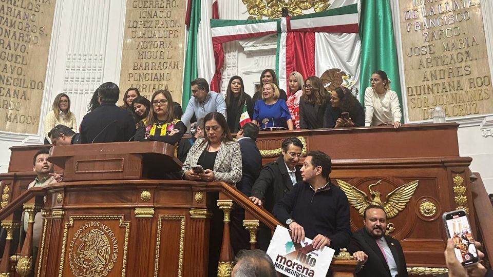 La sesión en el Congreso CDMX terminó en zafarrancho debido a las protestas por la desaparición del Instituto de Transparecia local.