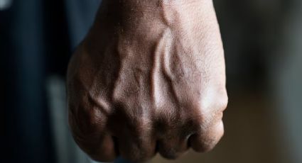 VIDEO | Hombre golpea brutalmente a mujer que paseaba perros en Coyoacán