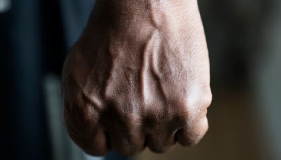 VIDEO | Hombre golpea brutalmente a mujer que paseaba perros en Coyoacán