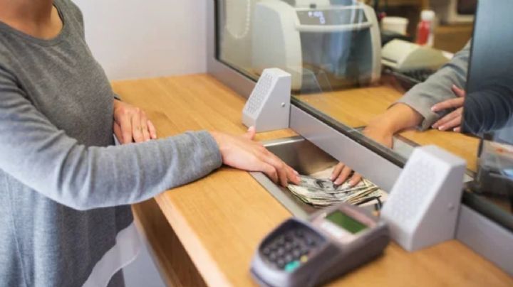 Empleada bancaria es sentenciada a prisión por disponer dinero de clientes en Monterrey