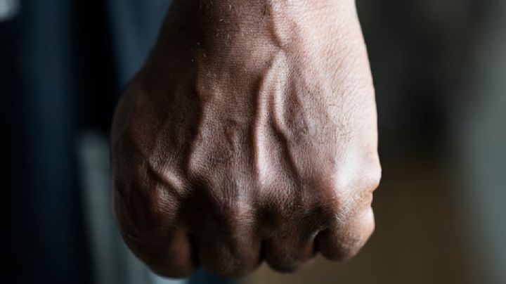 VIDEO | Hombre golpea brutalmente a mujer que paseaba perros en Coyoacán