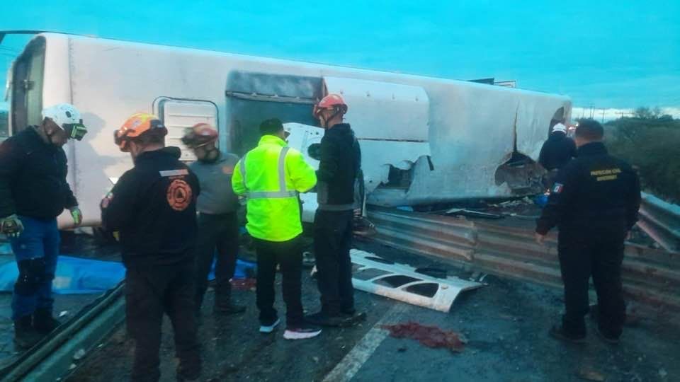 Autoridades resguardaron la zona del accidente sobre la carretera Miguel Alemán, donde un camión volcó dejando ocho personas fallecidas y varios lesionados.