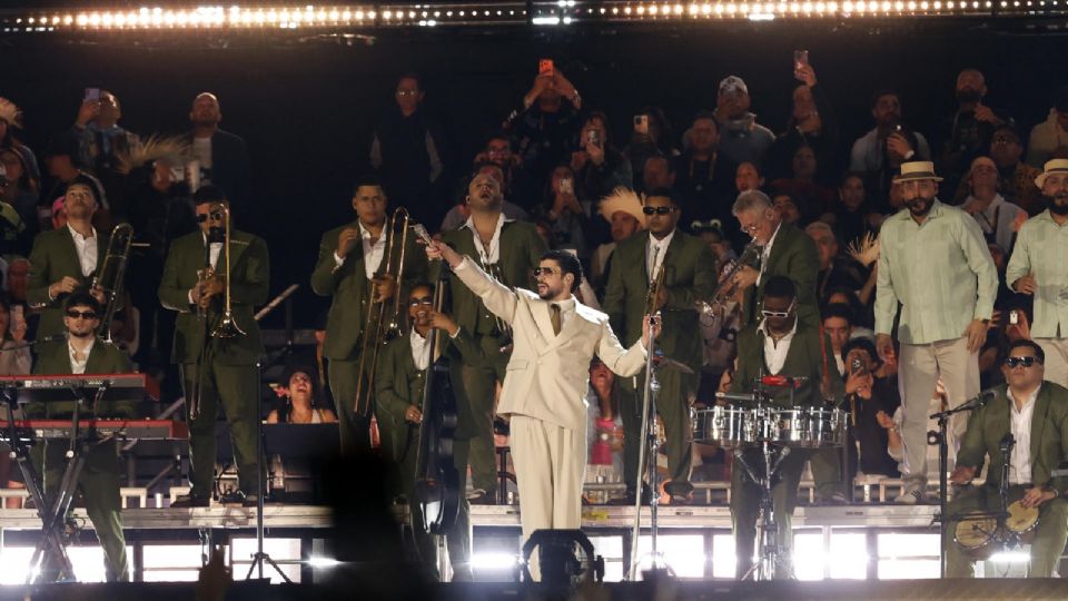 El cantante puertorriqueño Bad Bunny durante un concierto en el marco de su gira internacional ‘Debí tomar más fotos’, en Ciudad de México.