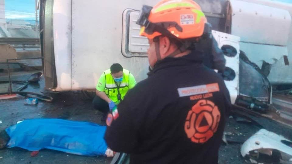 La volcadura del camión urbano de la Ruta 611 ocurrió en el kilómetro 24 de la carretera Miguel Alemán y dejó un saldo de nueve personas fallecidas y decenas de lesionados.