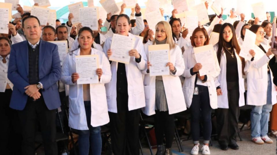 El director general del IMSS, Zoé Robledo Aburto, detalló que de los 270 trabajadores basificados, 127 son mujeres y 143 hombres, quienes se incorporan a hospitales rurales