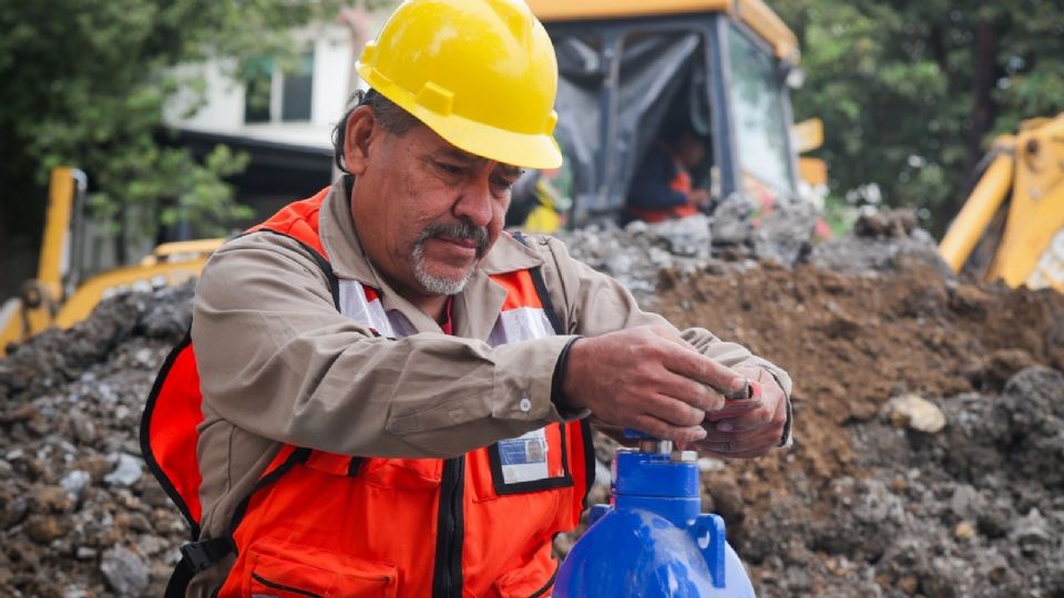 Cuadrillas de Agua y Drenaje de Monterrey realizaron trabajos de reparación en tuberías generales.