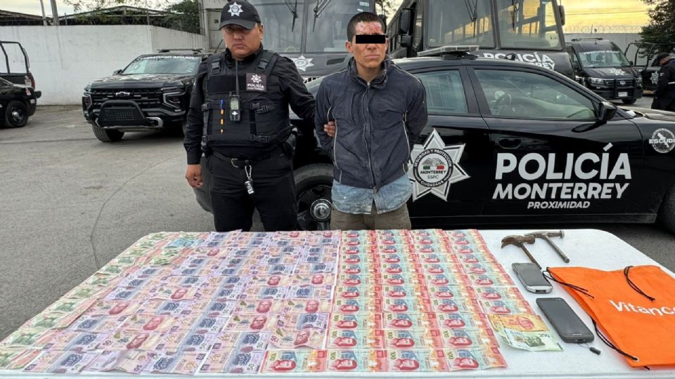 El presunto ladrón fue sorprendido dentro de la farmacia y asegurado por policías municipales tras intentar huir por el techo del establecimiento en la colonia Céntrica.