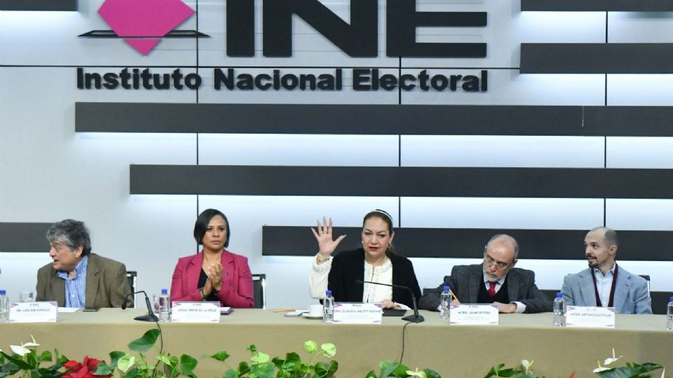 Claudia Arlett, secretaría ejecutiva del INE, junto a los consejeros electorales.