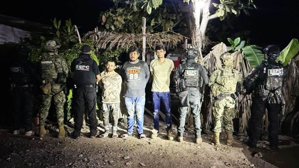 Elementos de fuerzas federales detuvieron a sujetos vinculados con la extorsión a limoneros en Michoacán.