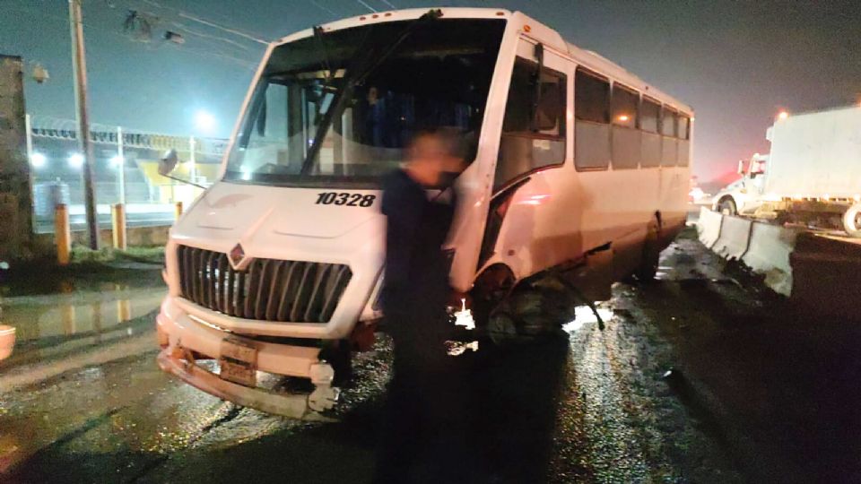 Elementos de Protección Civil y Guardia Nacional atendieron el accidente registrado en la carretera Monclova, a la altura del kilómetro 53.