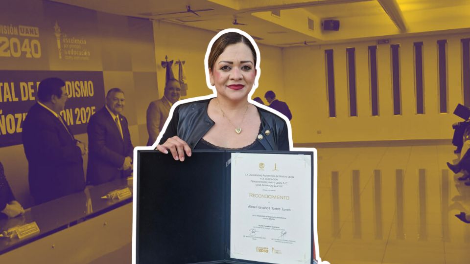 Alma Torres recibió un reconocimiento por sus 20 años de trayectoria periodística durante la ceremonia del Premio Estatal de Periodismo en la UANL.