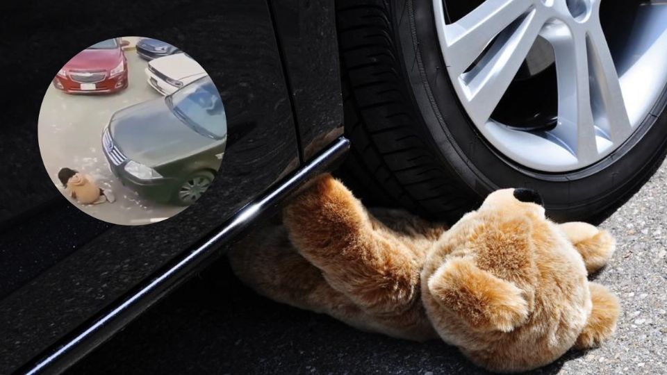 En el video se observa a una niña de aproximadamente 3 años jugar cerca de la llanta delantera de un automóvil color oscuro que se encontraba estacionado