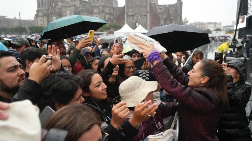 Claudia Sheinbaum encabeza entrega de libros.