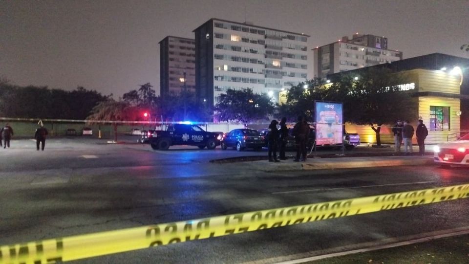 Autoridades acordonaron el estacionamiento donde se registró el ataque armado mientras se realizan las investigaciones correspondientes.