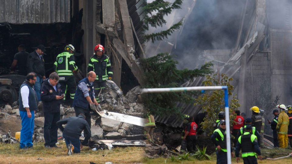 Peritos de la FGR y la AFAC continúan las labores de recolección de evidencias en la bodega impactada, un proceso meticuloso que precede al informe final.