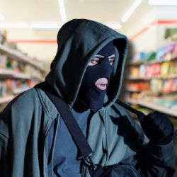 Hombre que intentó robar tienda en Chimalhuacán es golpeado y detenido por empleados