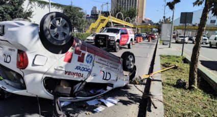 Se registra volcadura frente a Pabellón M en Monterrey