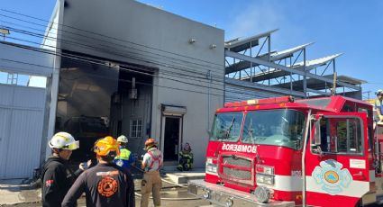 Incendio en bodega de San Nicolás consume ambulancias