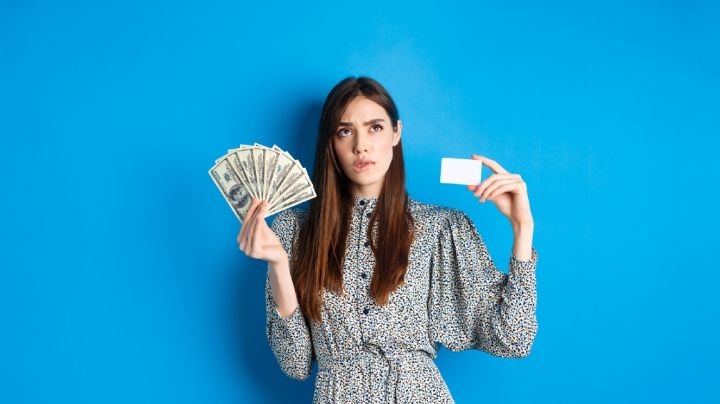 Los hábitos invisibles que sabotean tu ahorro, según una experta en educación financiera