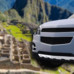 Captan instante en que auto vuelca por pendiente y termina en zona arqueológica en Perú | VIDEO