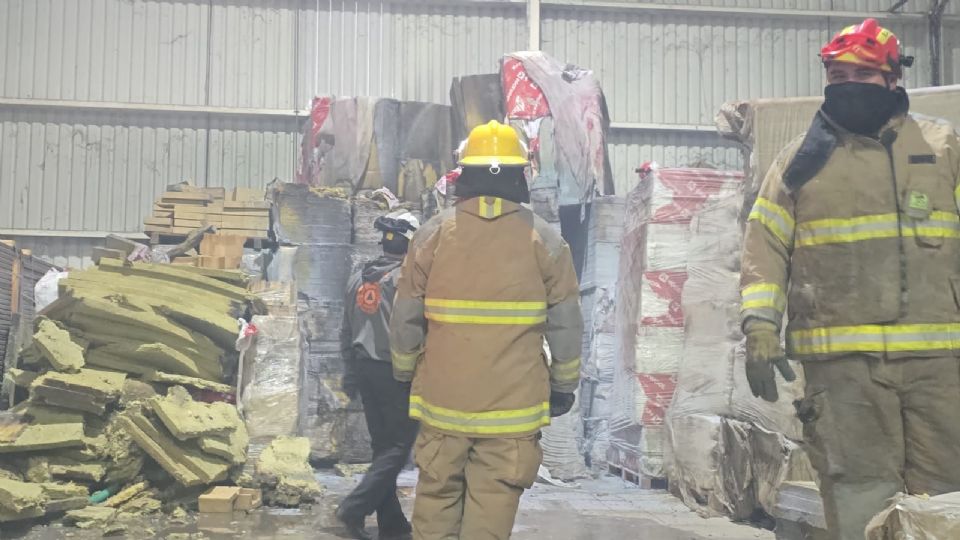 Elementos de Protección Civil trabajaron durante la madrugada para sofocar el incendio en una ladrillera mecanizada de Pesquería.
