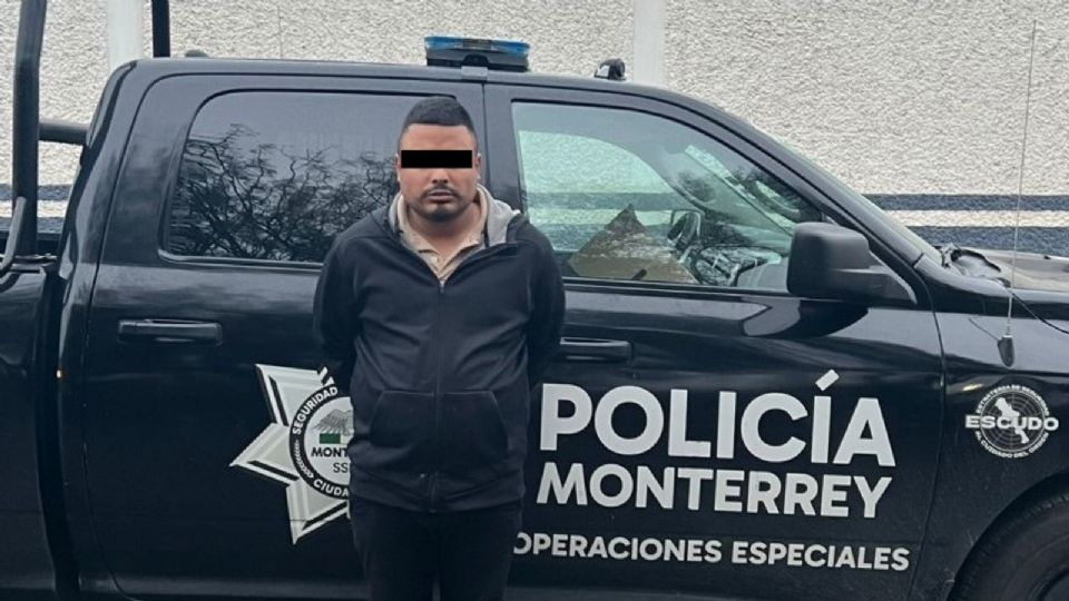 Policías de Monterrey aseguraron un arma y más de 50 envoltorios de droga al detener al sospechoso en la colonia Industrial.