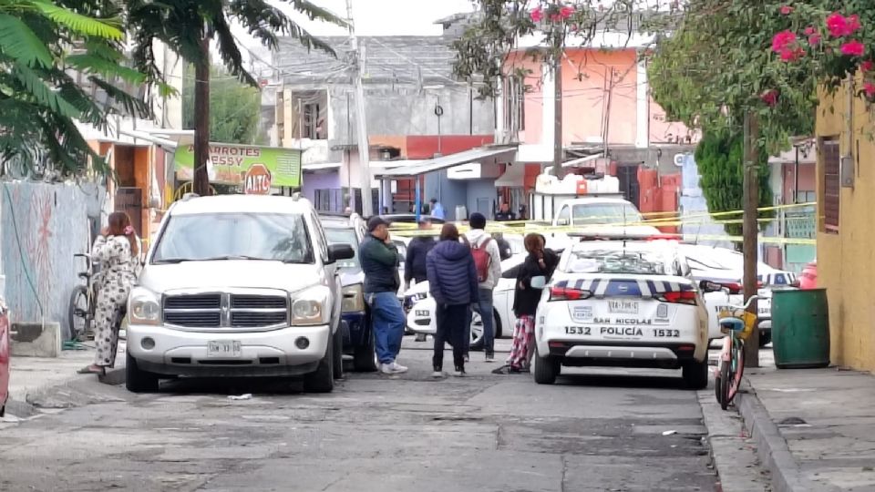 Policías municipales acordonan la vivienda donde tres jóvenes fueron ejecutados en la colonia Floridos Bosques del Nogalar, en San Nicolás.