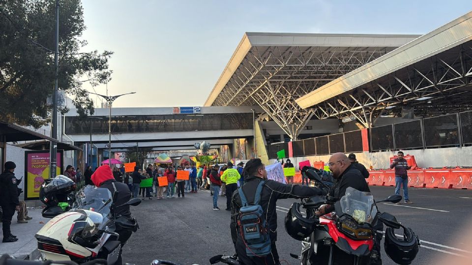Policías impiden marcha sobre Calzada San Antonio Abad y repliegan a manifestantes.