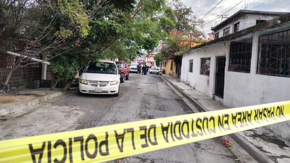 Peritos y elementos policiacos resguardan la vivienda donde tres jóvenes fueron asesinados en Floridos Bosques del Nogalar, San Nicolás.