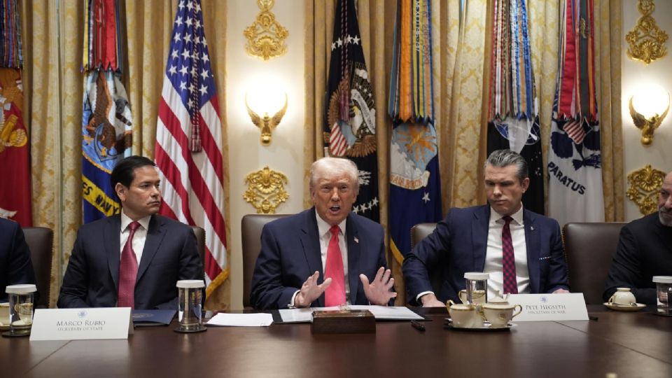 Trump advierte que cualquier país que trafique droga hacia EEUU 'está sujeto a ataques'.