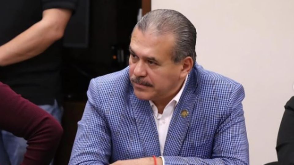 Diputado del PT, Wblester Santiago Pineda, grabado dañando una plaza en Metepec