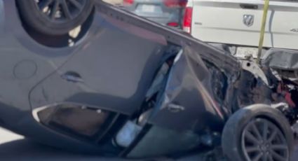 Volcadura en Garza Sada deja a joven lesionado en Monterrey