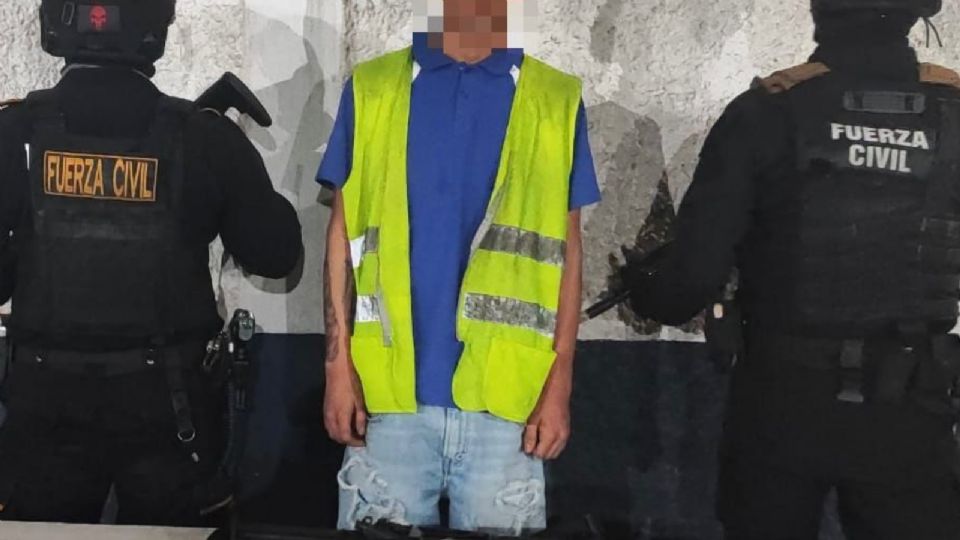 Elementos de Fuerza Civil aseguraron a un menor de edad durante un operativo de vigilancia en la colonia Plan de San Luis, en Monterrey.